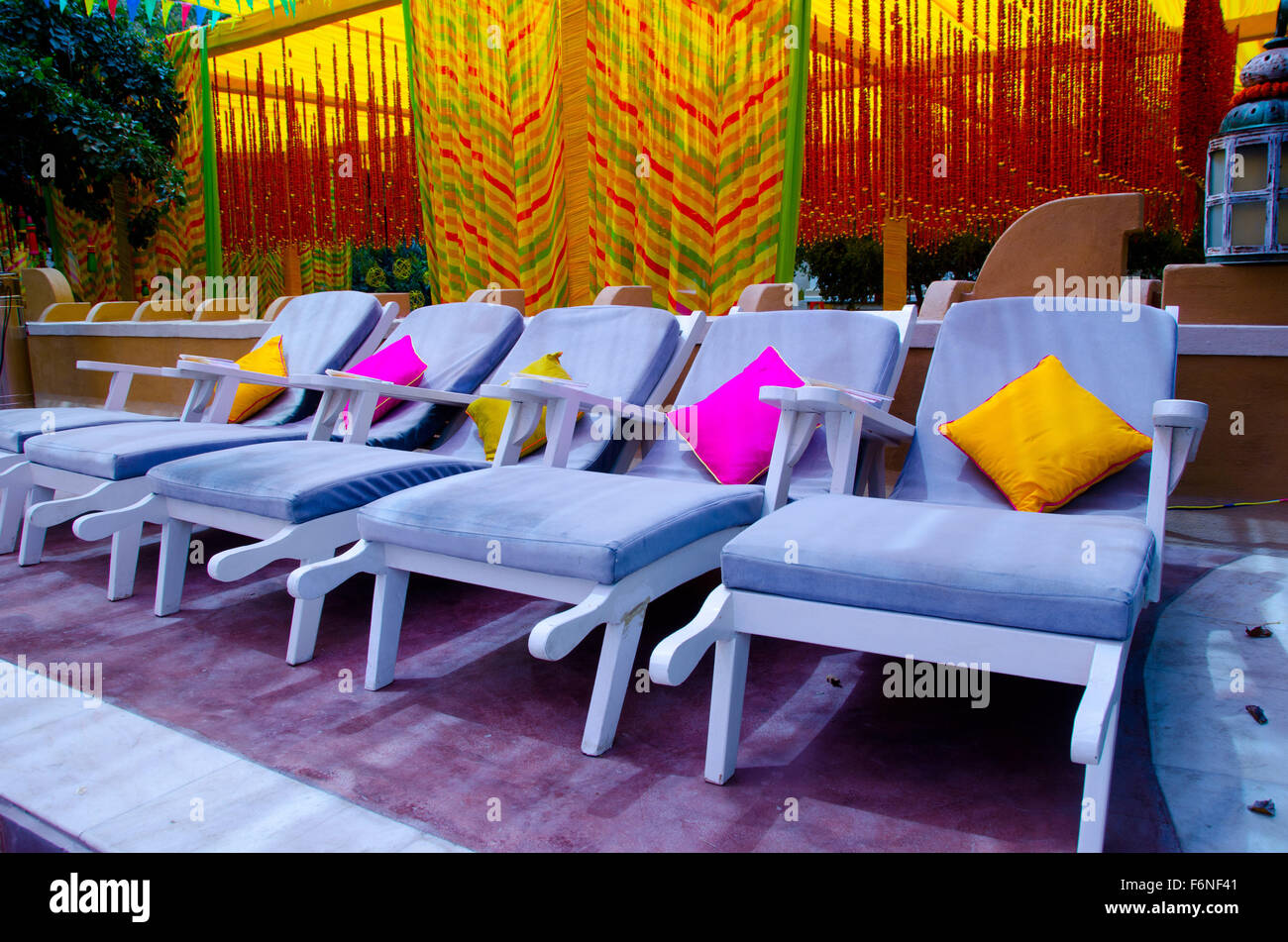 Relaxsessel mit bunten Kissen, Schwimmbadstühle, jodhpur, rajasthan, indien, asien Stockfoto
