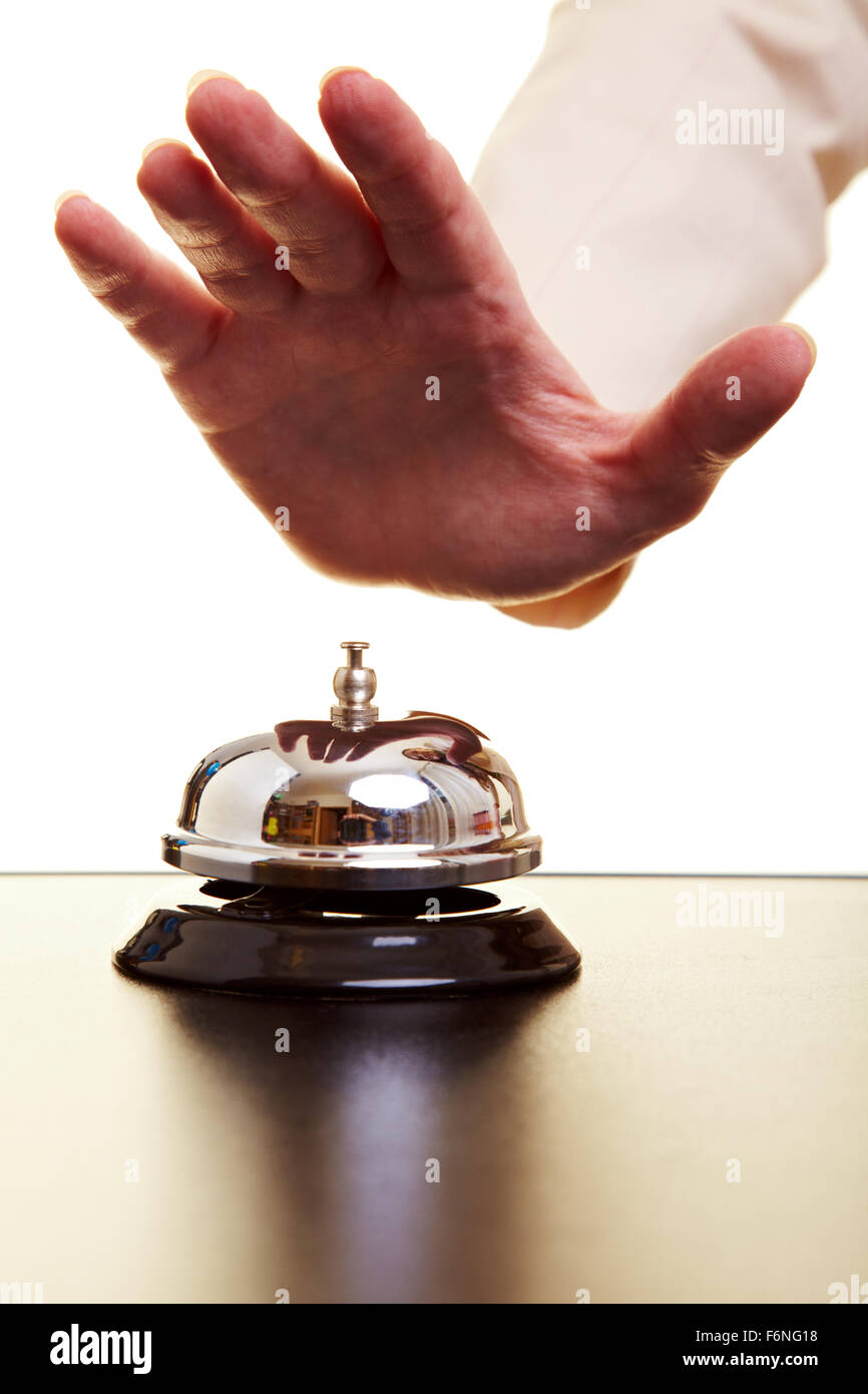 Hand eine Geschäftsfrau mit einem Hotel Glocke Stockfoto
