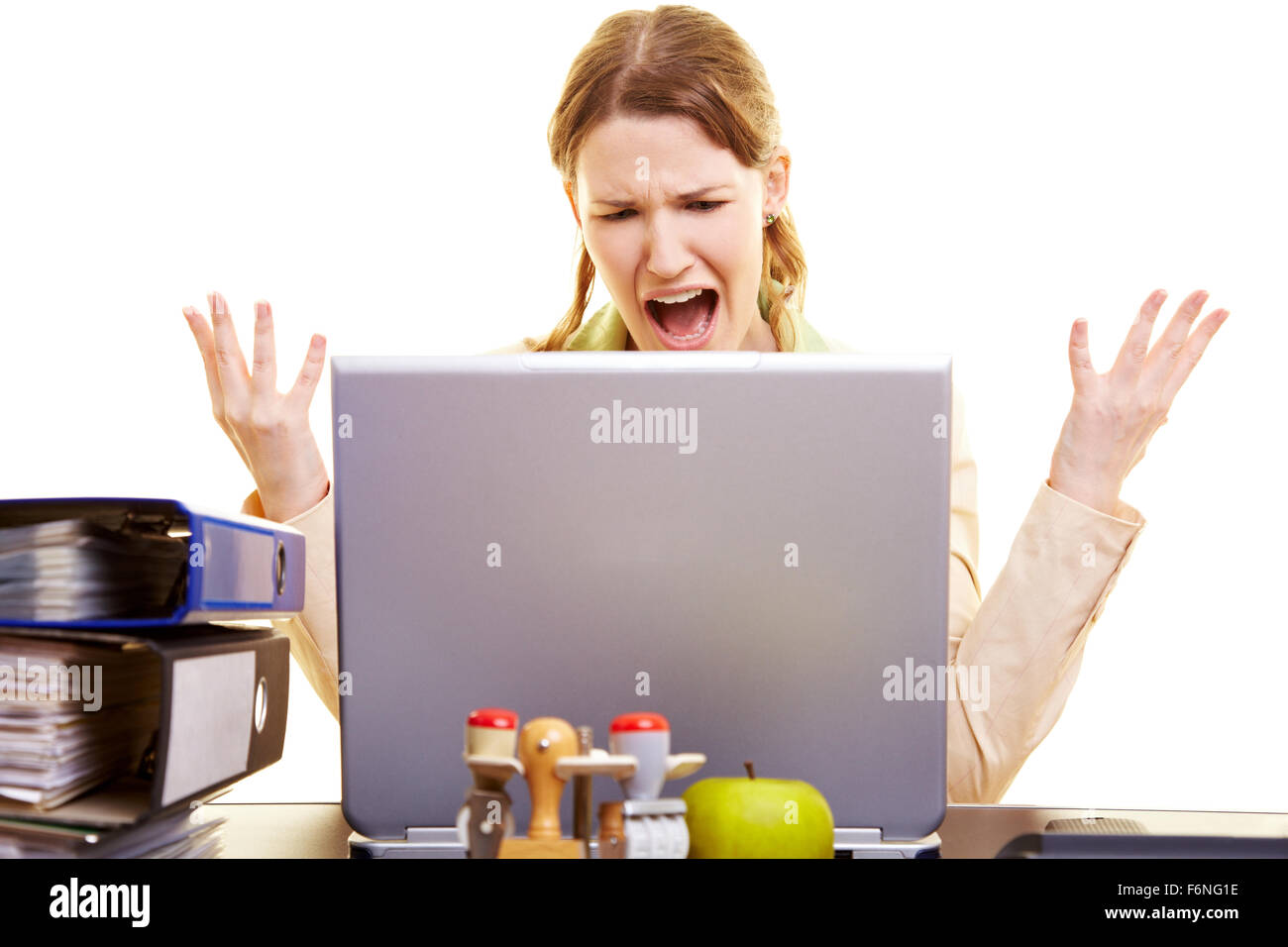 Betonte Geschäftsfrau schreien laut auf ihrem laptop Stockfoto