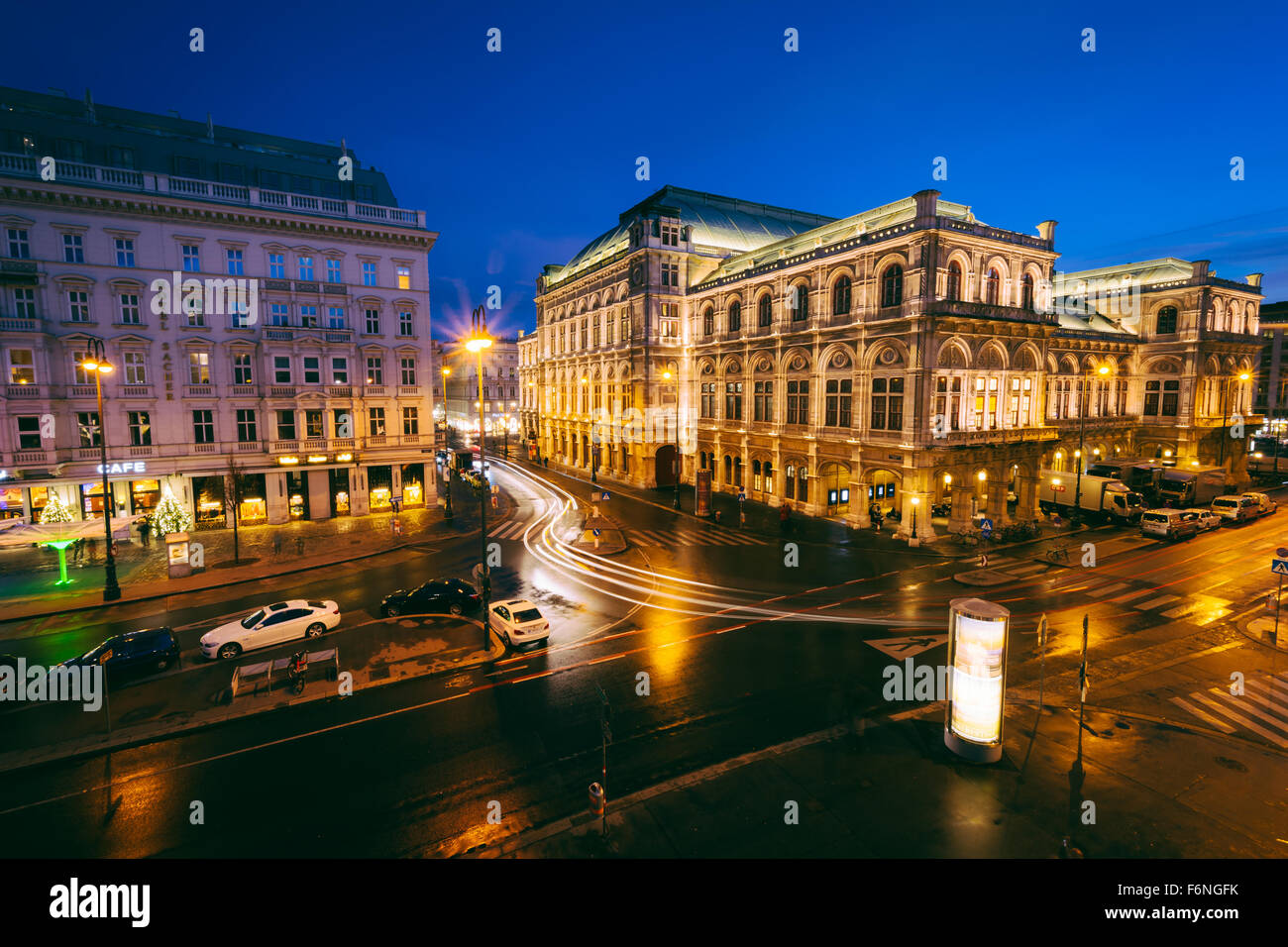 Blick auf Albertinaplatz in der Nacht, in der inneren Stadt, Wien, Österreich. Stockfoto