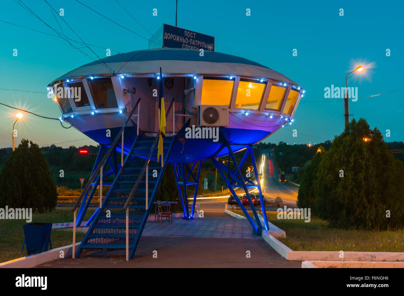 Vasilivka, Ukraine - 23. August 2014. Ungewöhnliche Büro der ukrainischen Straßenpolizei in der Nacht. Stockfoto