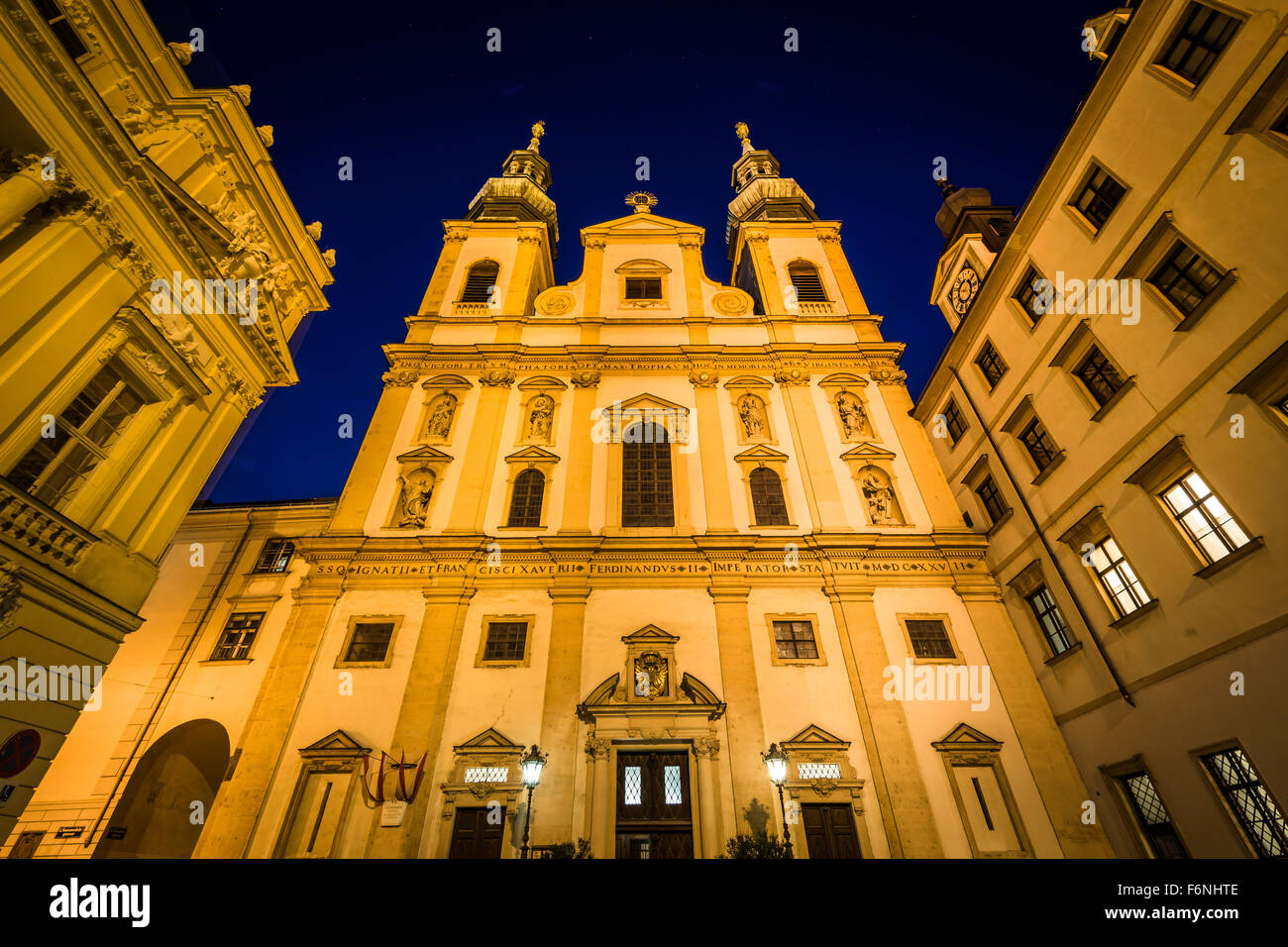 Die Jesuitenkirche in der Nacht, in der inneren Stadt, Wien, Österreich. Stockfoto