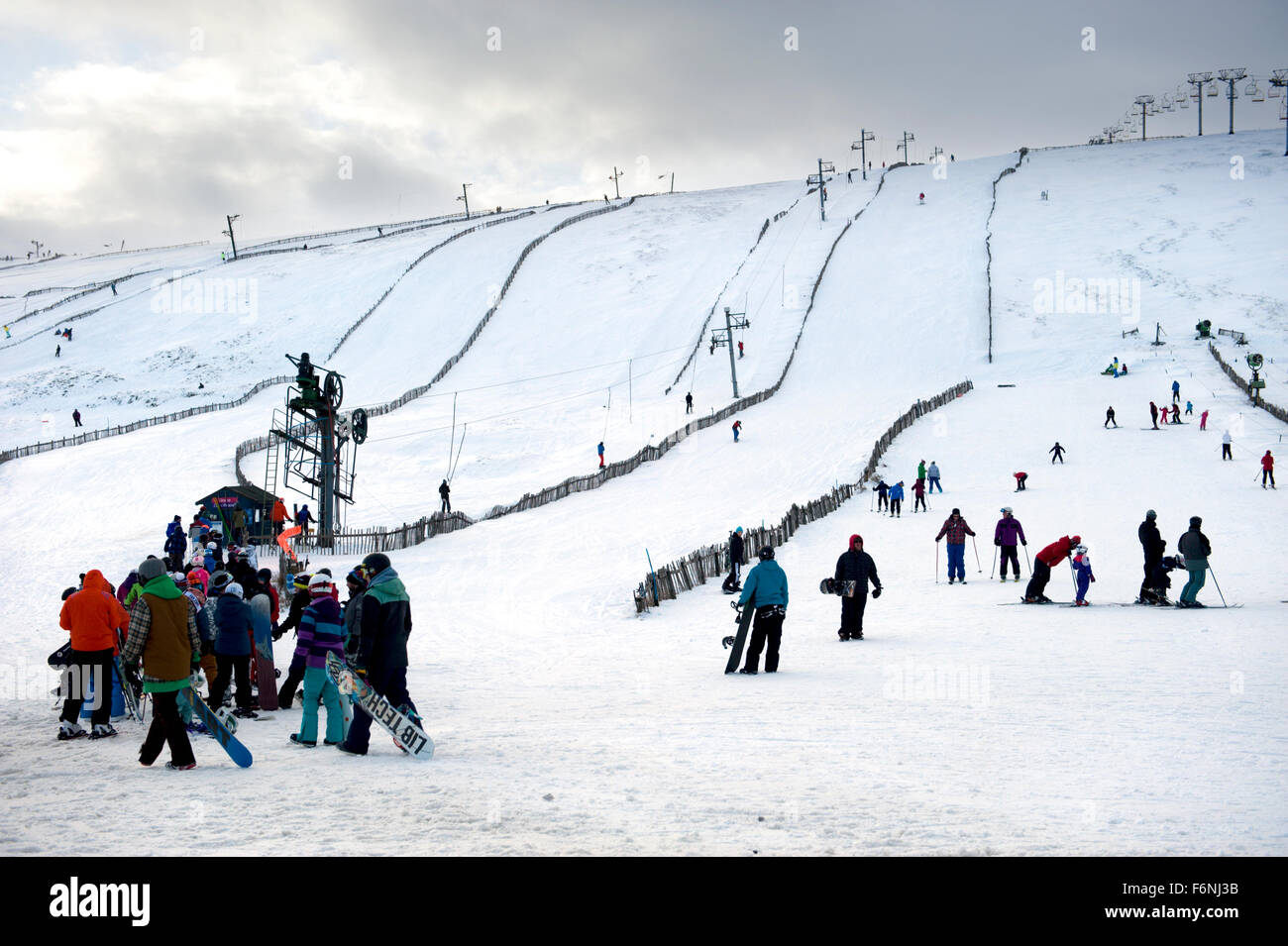 Spaß auf der Piste von Schottland als Besucher das Lecht Ski Centre in Aberdeenshire genießen einige Wintererholung Stockfoto