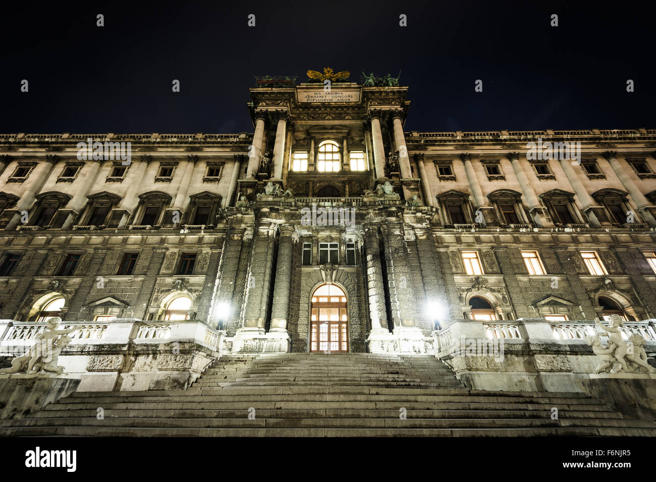 Die Österreichische Nationalbibliothek in der Nacht, in Wien, Österreich. Stockfoto