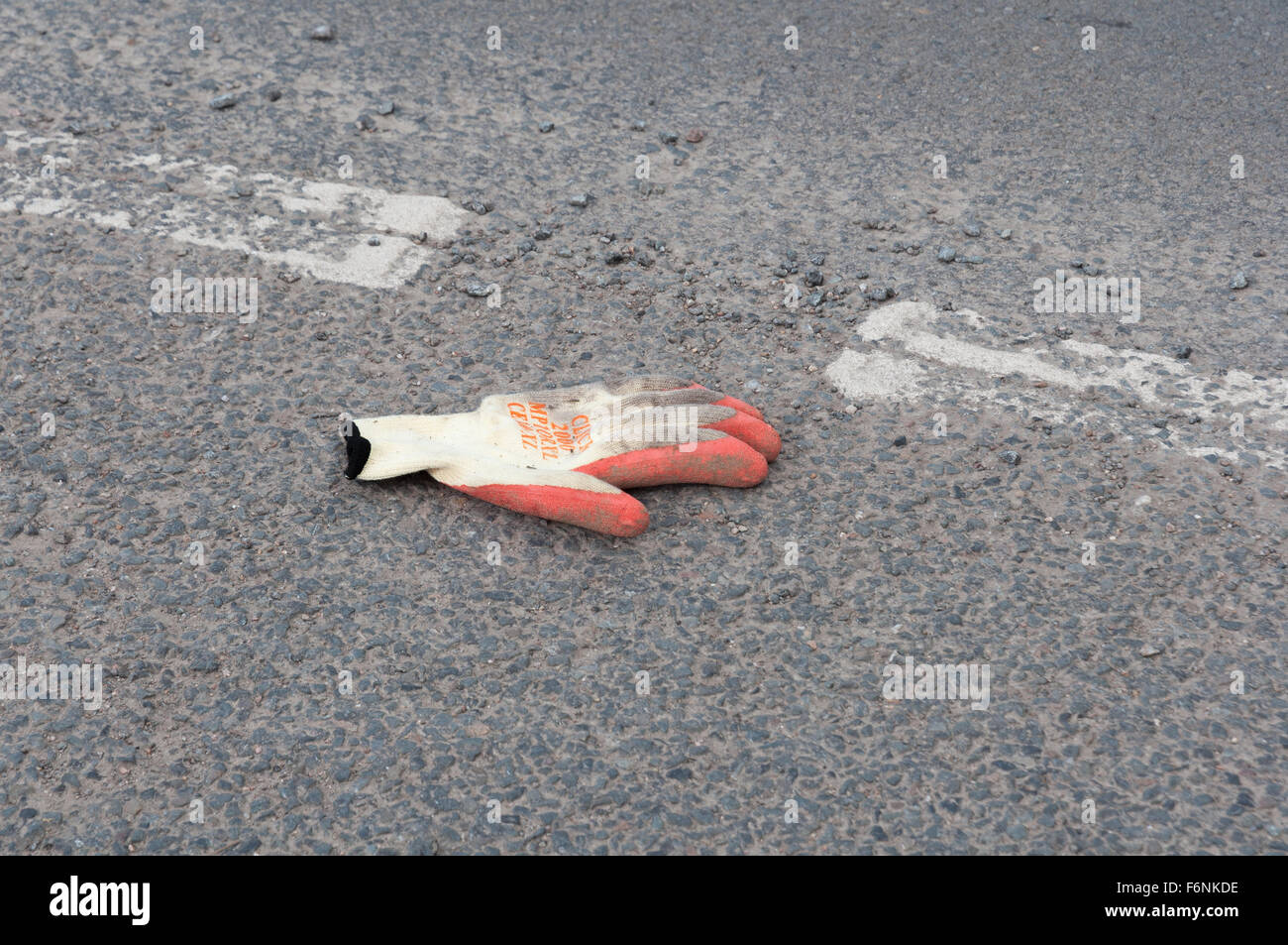 Verlorene Arbeiter Handschuh gefunden auf der Lane auf Land zu Fuß Stockfoto