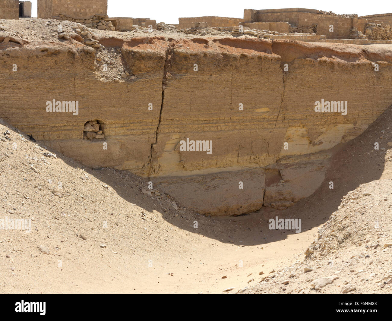 Felsen-schneiden Sie graben im Bereich Mastaba auf der Nekropole von Sakkara auch bekannt als Sakkara Ägypten Stockfoto