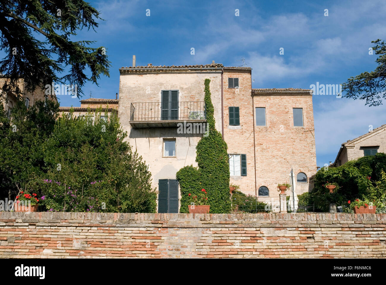alte Wohnhäuser in Recanati, Marken, Italien Stockfoto