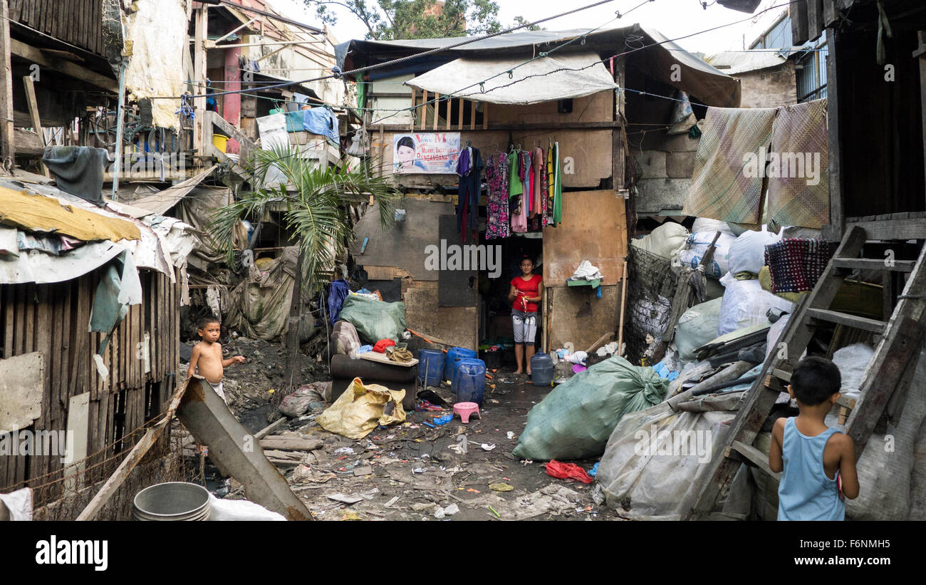 Manila, Philippinen. 14. November 2015. Eine Frau steht am Eingang zu ihrer Hütte in einer Straße in der Tondo Slum von Manila, Philippinen, 14. November 2015. Foto: Girlie Linao/Dpa/Alamy Live News Stockfoto