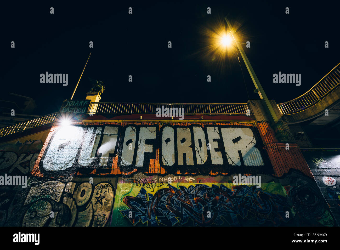 Graffiti an der Wand über den Donaukanal in der Nacht, in Wien, Österreich. Stockfoto