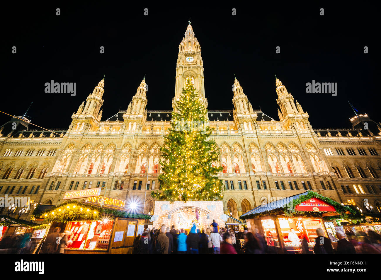 Weihnachtsmarkt und Rathaus in der Nacht, am Rathausplatz in Wien, Österreich. Stockfoto