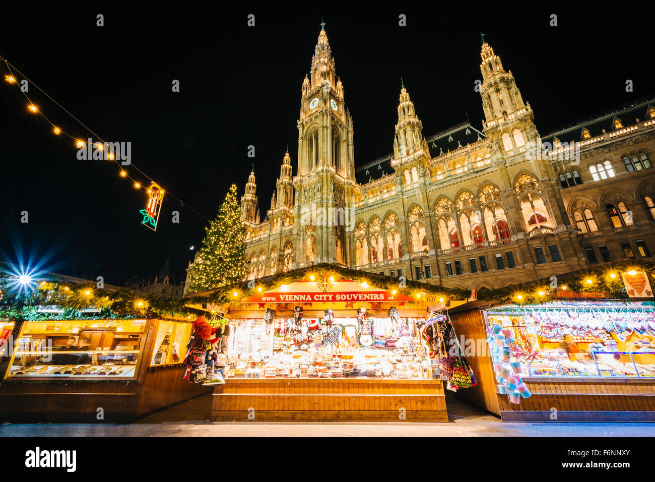 Weihnachtsmarkt und Rathaus in der Nacht, am Rathausplatz in Wien, Österreich. Stockfoto