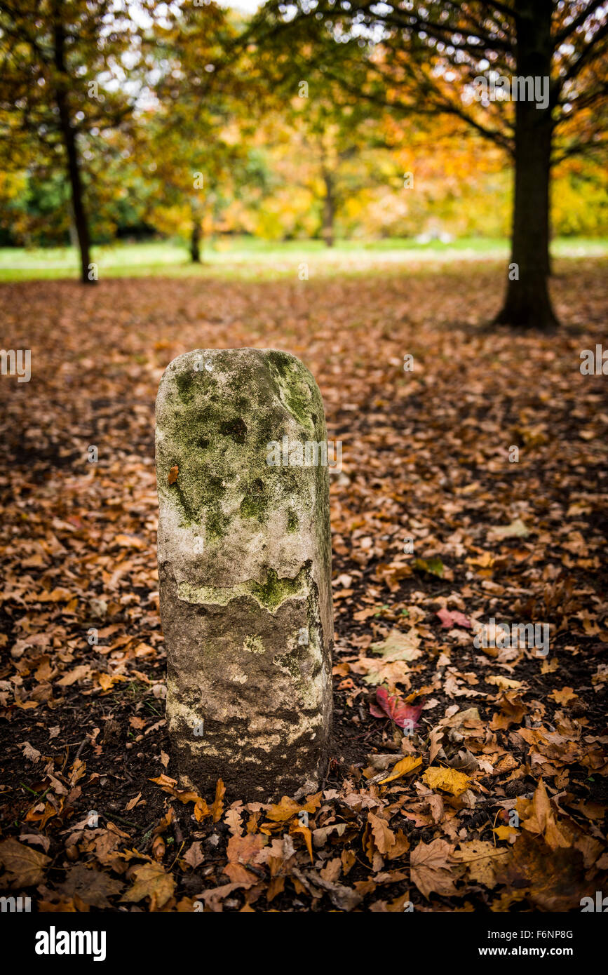 Alte Pfarrei oder kommunalen Grenze Marker im Regents Park, London, UK Stockfoto