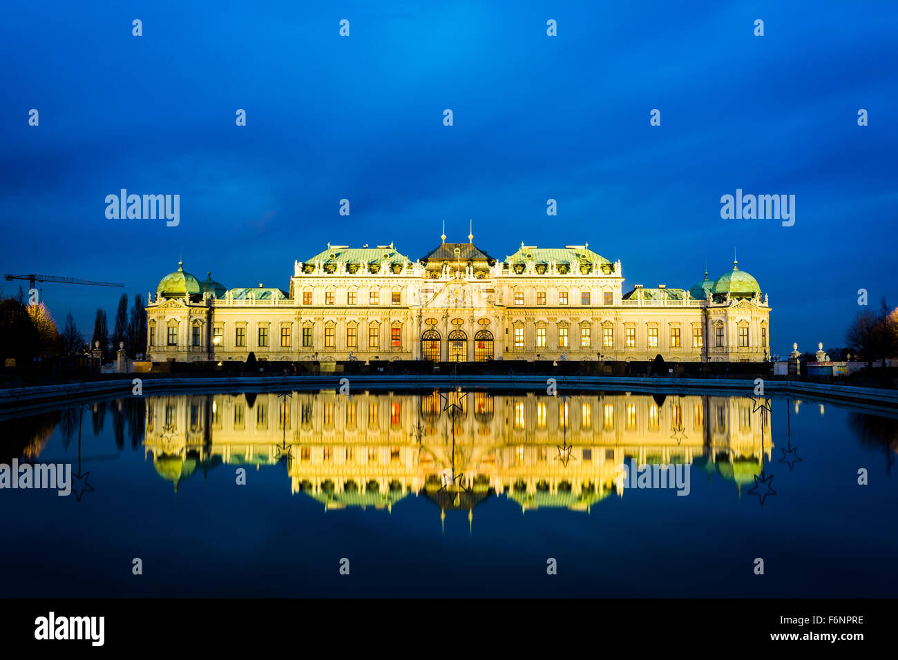 Schloss Belvedere reflektiert in einem Pool in der Nacht, in Wien, Österreich. Stockfoto