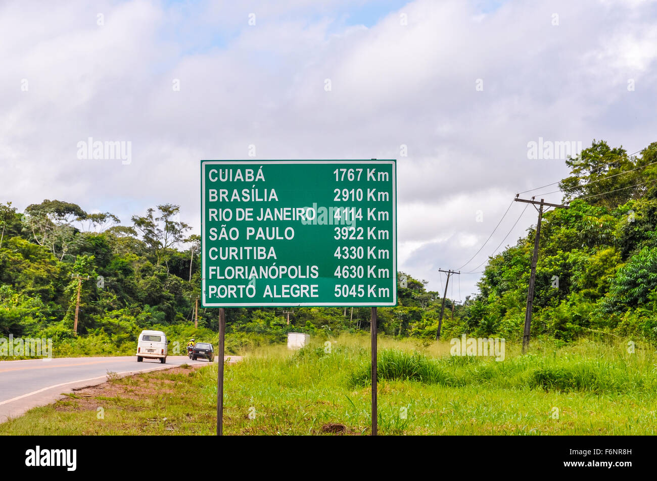 Verkehrszeichen in den Amazonas-Regenwald in der Nähe von Santarem zeigt, dass alles ist weit in Brasilien Stockfoto