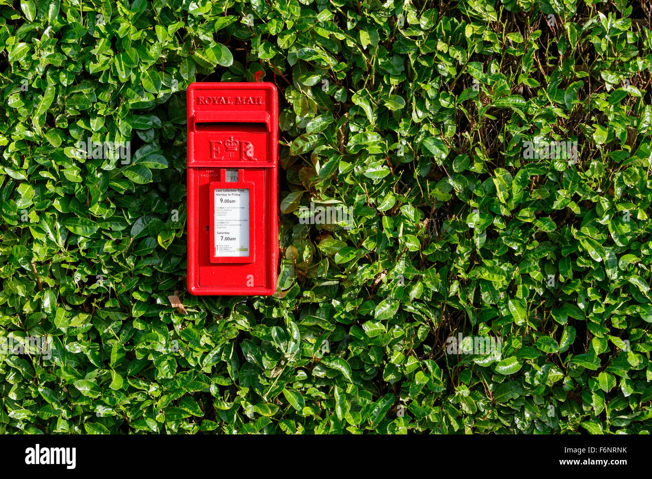 Ein roten Briefkasten der Royal Mail ist in Chippenham, Wiltshire abgebildet. Stockfoto