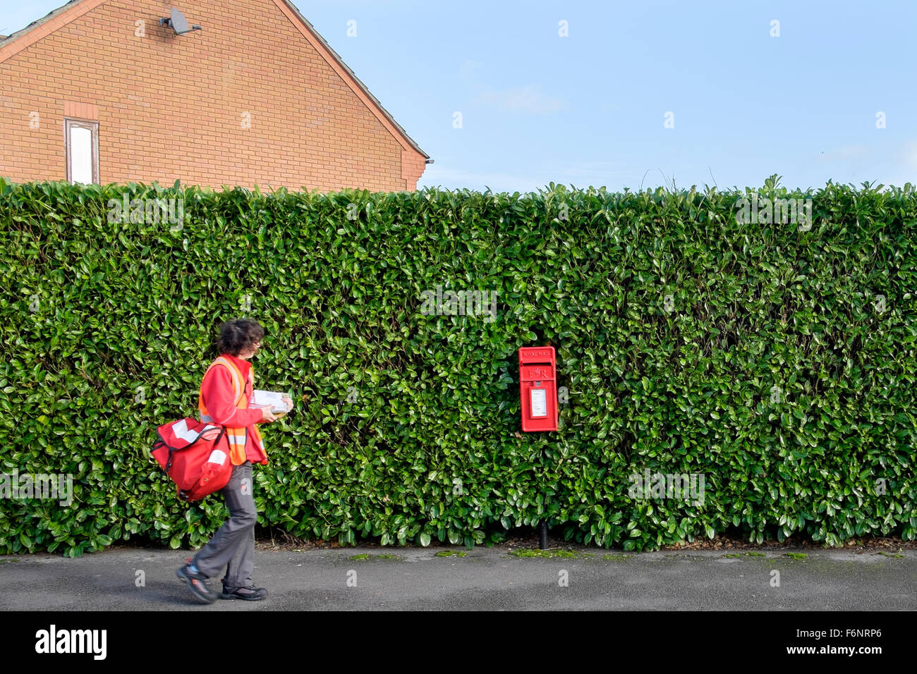 Chippenham, UK, 18. November 2015. Am Tag bevor Royal Mail PLC verkünden ihre Halbjahresergebnisse ist ein Royal Mail-Briefkasten in Chippenham, Wiltshire abgebildet. Stockfoto
