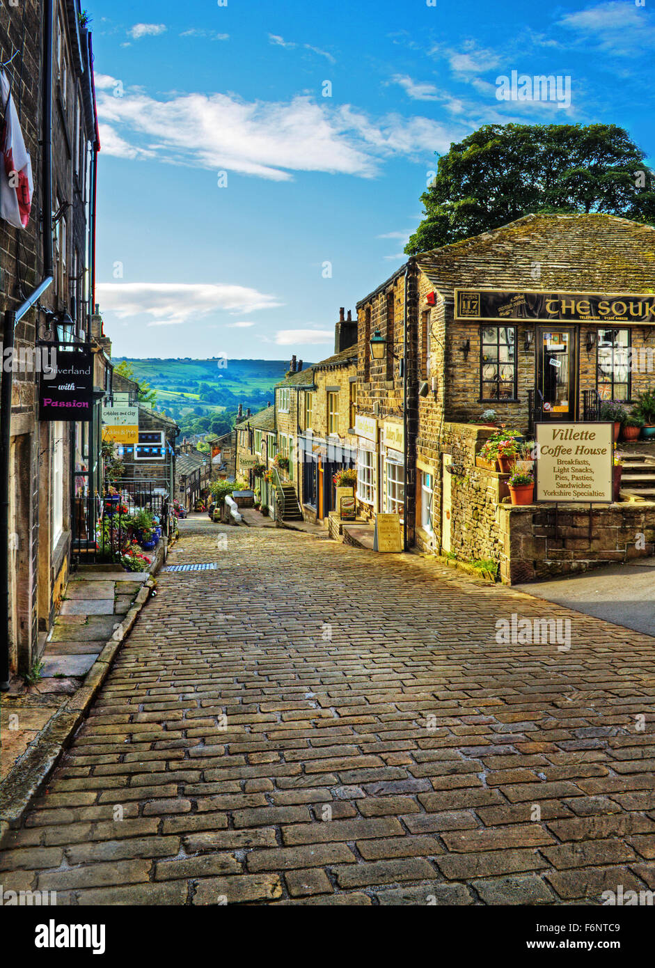 Die hügelige und gepflasterte Hauptstraße von Haworth ist erholsam, wenn von oben gesehen Stockfoto