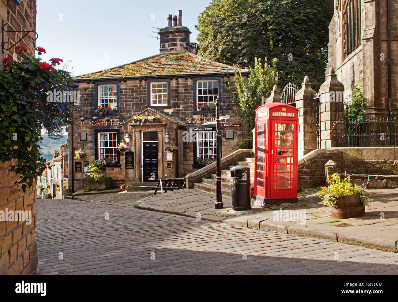 Historischen Haworth: ein Dorf von Schönheit mit einer roten Telefonzelle auf dem historischen Platz Stockfoto