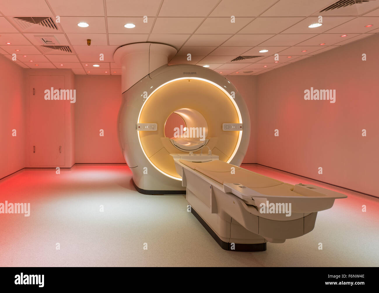 MRT-Scanner in einem Londoner Krankenhaus mit farbiger Beleuchtung Stockfoto