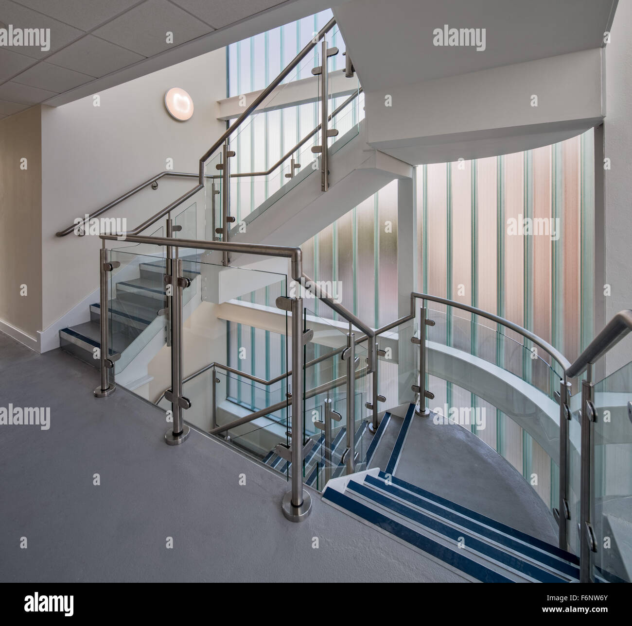 Moderne Treppe mit Glaswänden Stockfoto