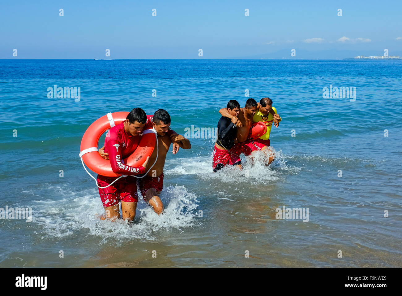 Rettungsschwimmer am Strand von Puerto Vallarta, Mexiko Bildungsmaßnahmen in Rettungs- und Rettungsschwimmen im Rahmen ihrer Zulassung erfordern Stockfoto