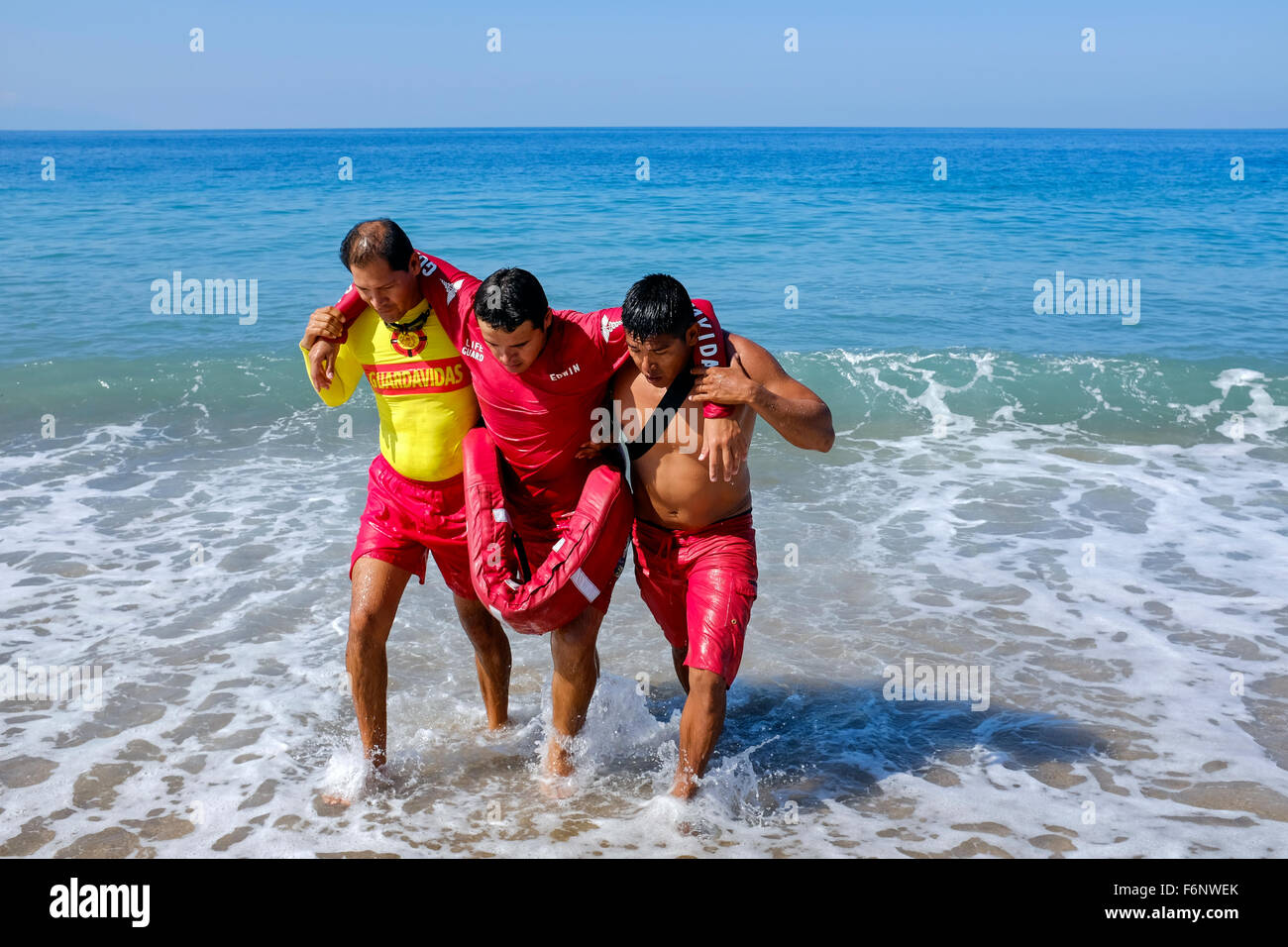 Rettungsschwimmer am Strand von Puerto Vallarta, Mexiko Bildungsmaßnahmen in Rettungs- und Rettungsschwimmen im Rahmen ihrer Zulassung erfordern Stockfoto