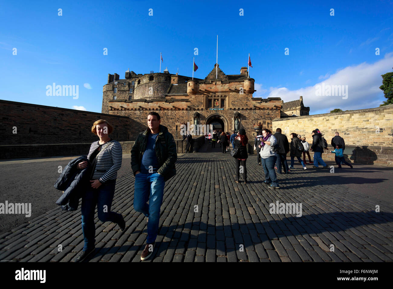 Einen Überblick über das Edinburgh Castle. Touristen, die zu Fuß in Richtung Edinburgh Castle Stockfoto