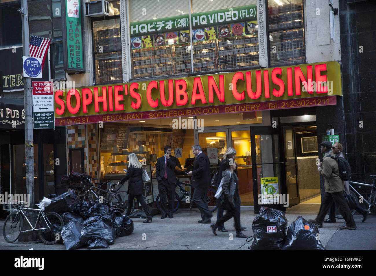 Bürgersteig vor Sophies kubanische Küche auf W. 45th Street in Manhattan, NYC. Stockfoto