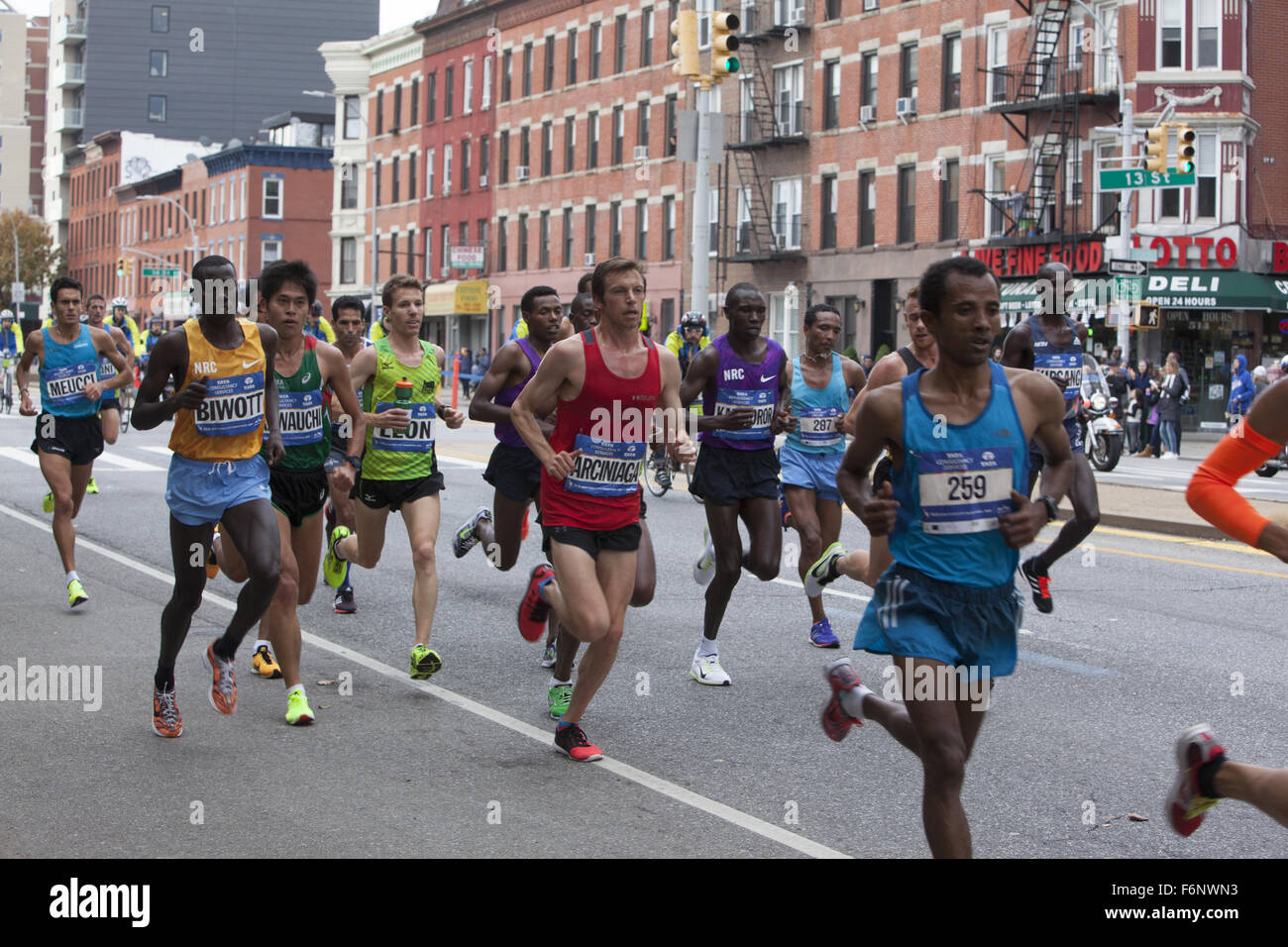 Spitzenreiter in der New York Marathon 2015 entlang 4th Avenue in Brooklyn mit Stanley Biwott (links) von Kenia dem späteren Sieger. Stockfoto