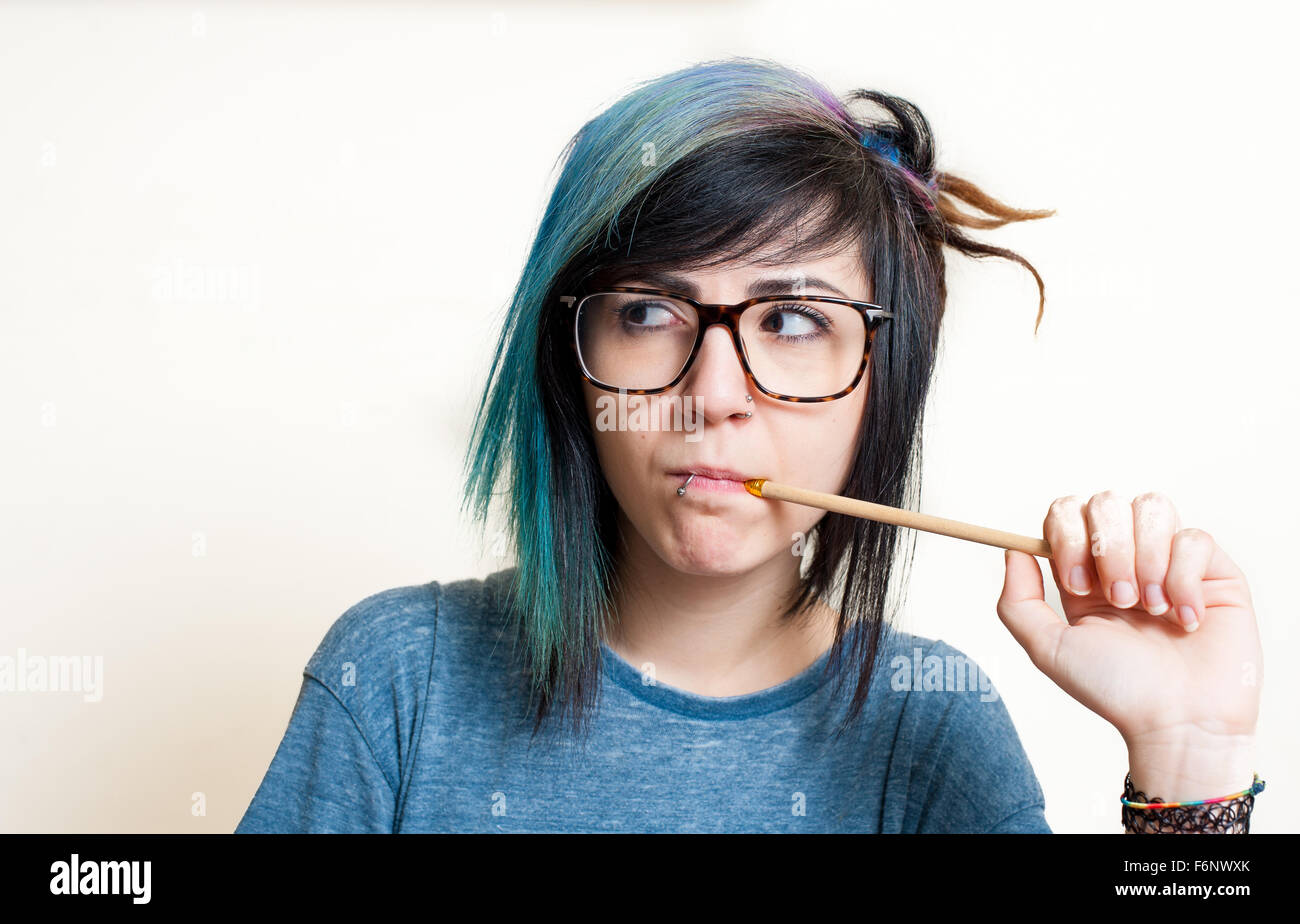 Young reflektieren Alternativen Studentin Porträt mit Bleistift im Mund Stockfoto