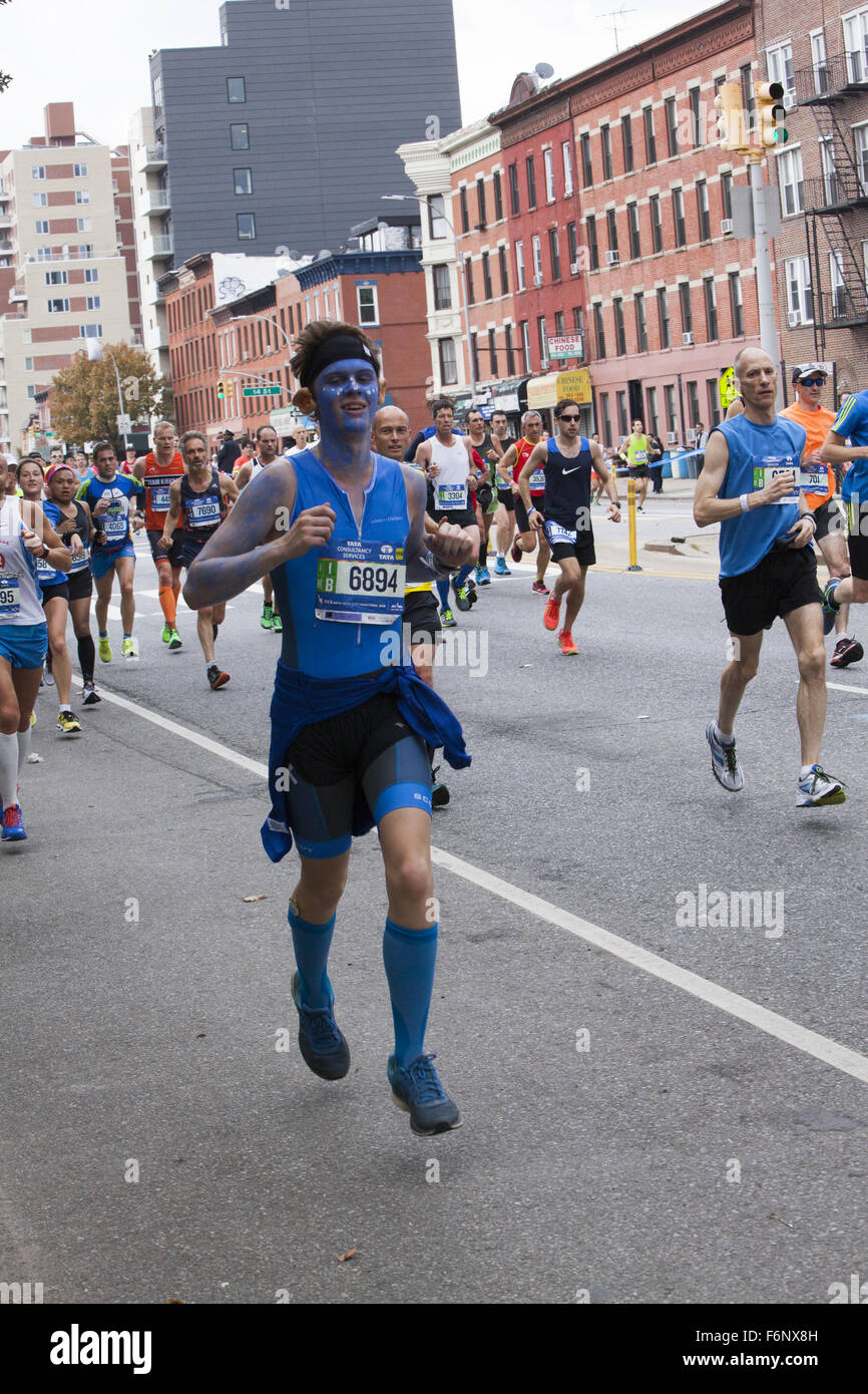 Läufer-Rennen auf der 4th Avenue durch Park Slope Brooklyn während der 1. Etappe des New York City Marathon. Stockfoto