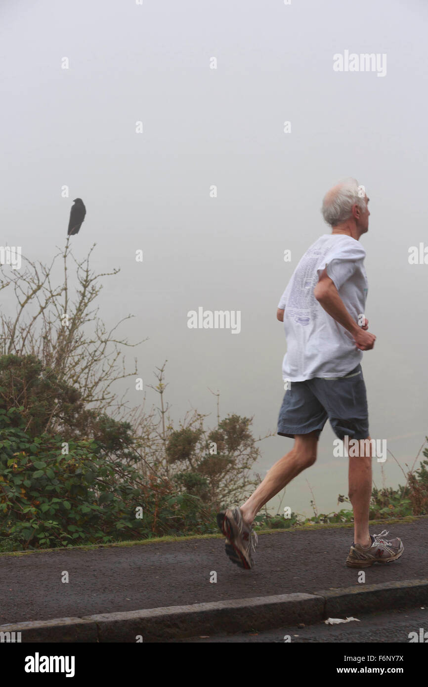 Ein Mitglied der öffentlichen Joggen in einem nebligen Wetter. Stockfoto