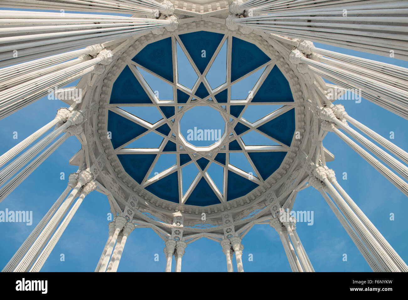 Gewölbte Decke mit Oberlicht mit Carven auf den Bögen und Mauern der Gebäude in Moskau Stockfoto