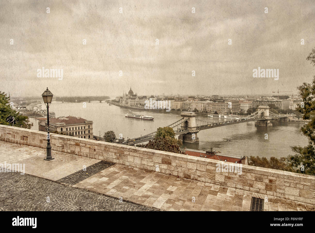 Blick über die Donau in Budapest mit Parlament Gebäude und Szechenyi Brücke hinten genommen vom Burgpalast Komplex. Foto in Stockfoto