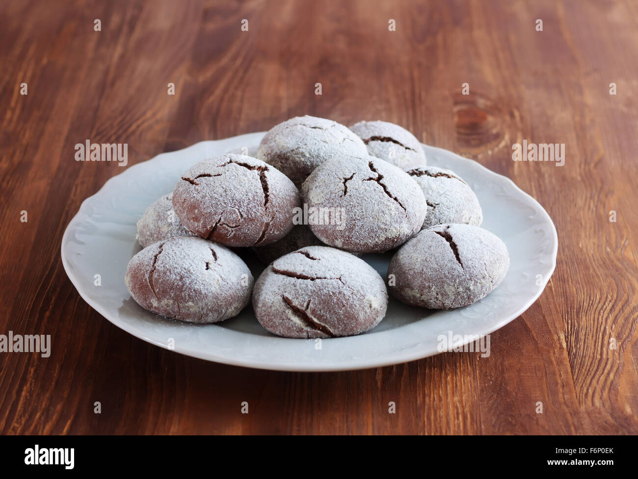 Brownie crinkle Cookies. Pulverisierter Zucker Schokolade Gebäck Stockfoto