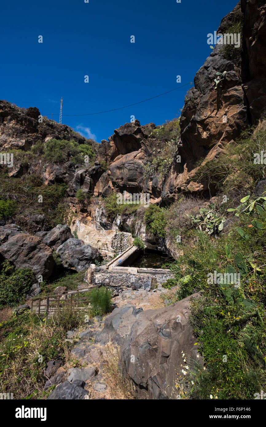 Alten Wasserspeicher und Waschplatz am unteren Rand einer Klippe in einen Barranco in der Nähe von San Miguel, Teneriffa, Kanarische Inseln, Spanien, Stockfoto