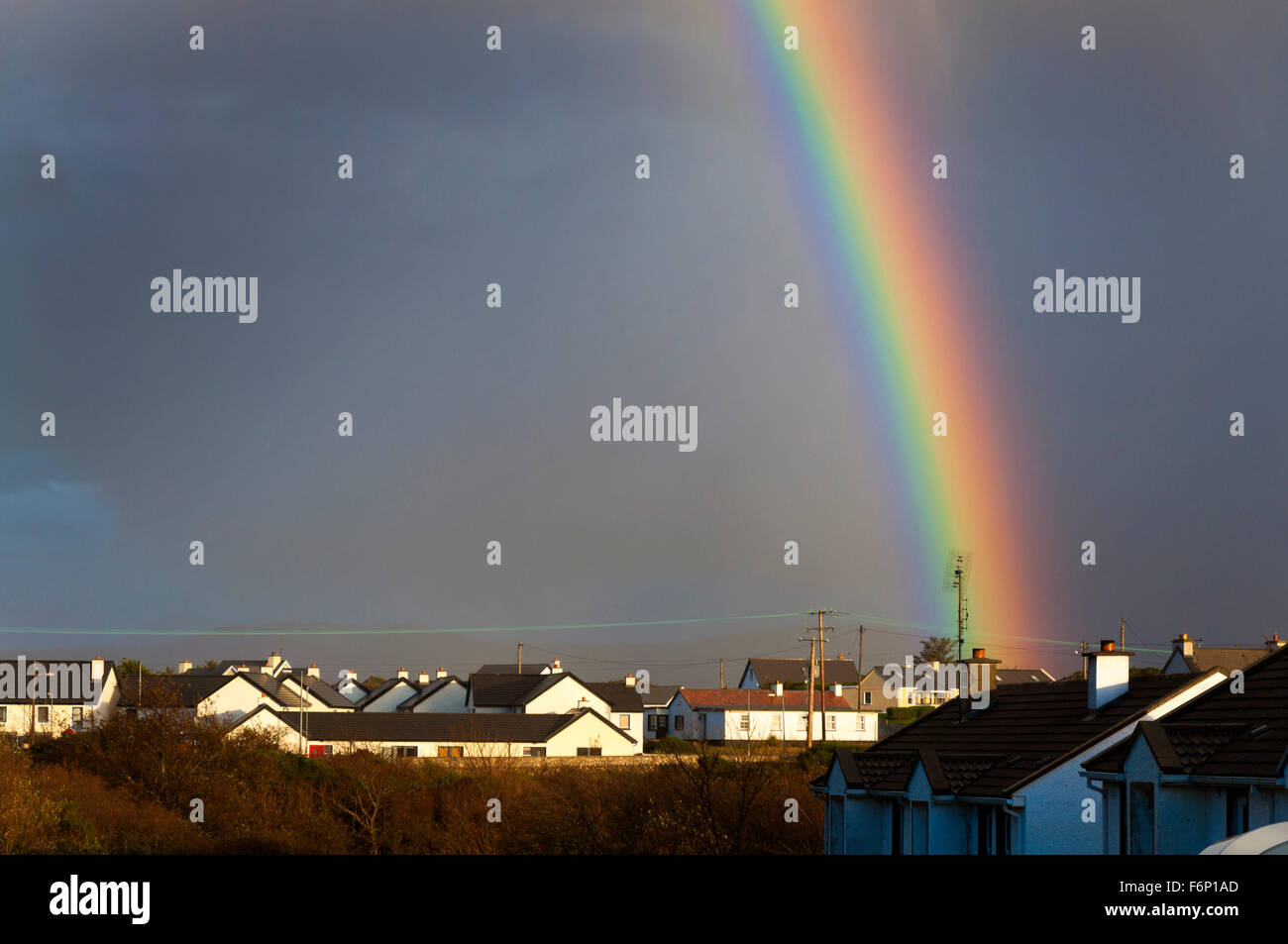 Regenbogen über soziale oder des Rates Gehäuse in Burtonport, County Donegal, Irland Stockfoto