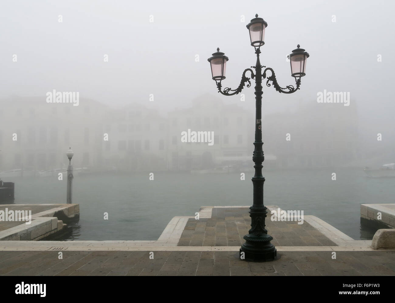 Nebligen Blick auf den Canal Grande, Venedig Italien. Stockfoto