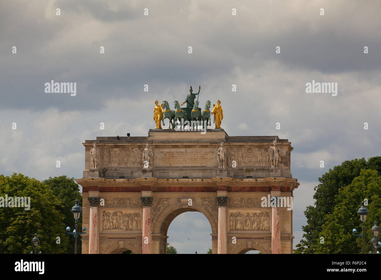 Paris, Frankreich-Juni 23,2012: Triumphbogen am Jardin des Tuileries in Paris, Frankreich. Denkmal wurde zwischen 1806-1808 t gebaut. Stockfoto