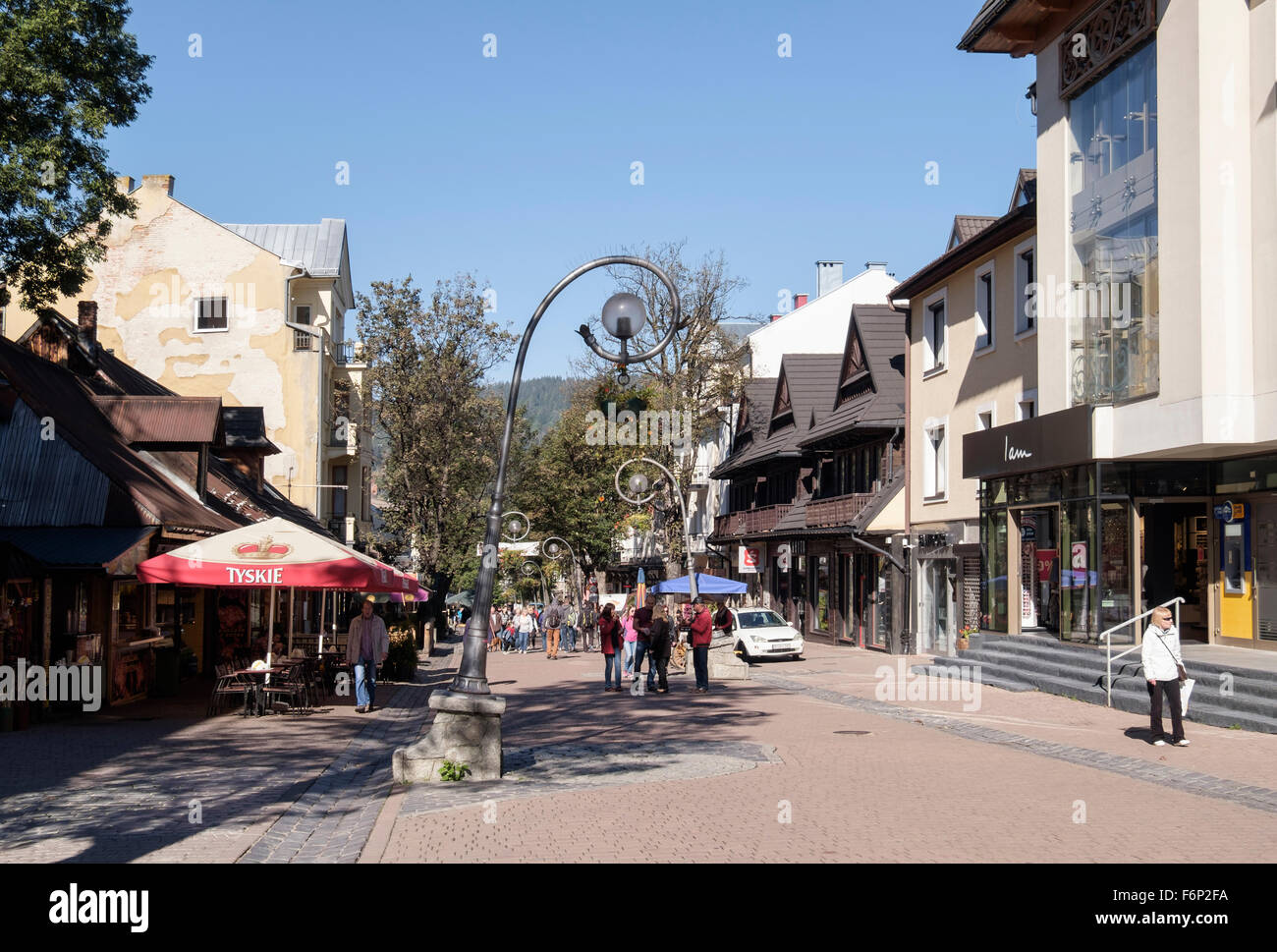 Geschäfte und Cafés mit Touristen auf Krupowki Straße, Zakopane, Tatra County, Polen Stockfoto