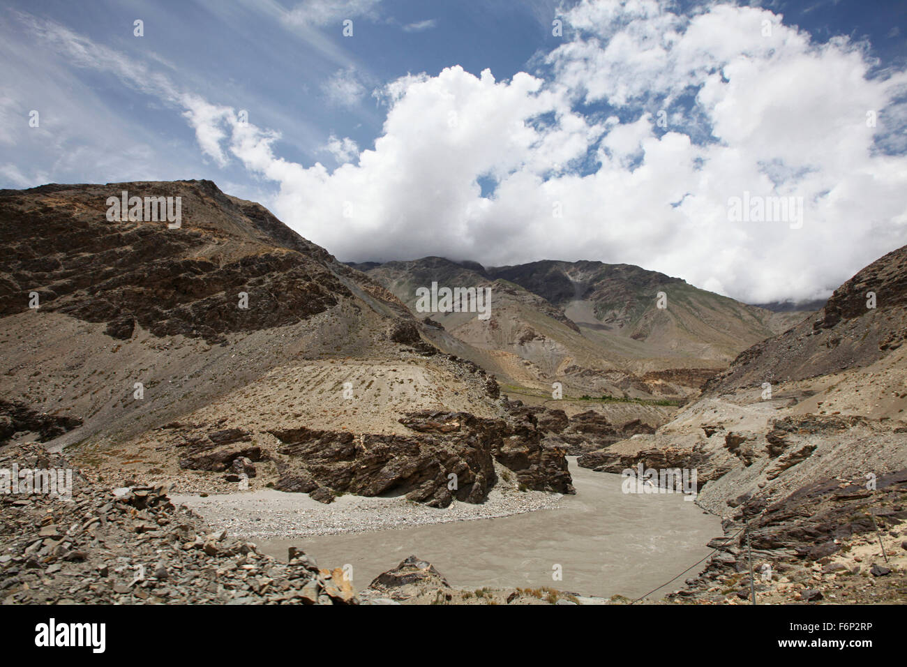 SPITI Tal - Blick auf Berge und Wolken auf Weg zum Dorf Sumdo in Himachal Pradesh, Indien Stockfoto