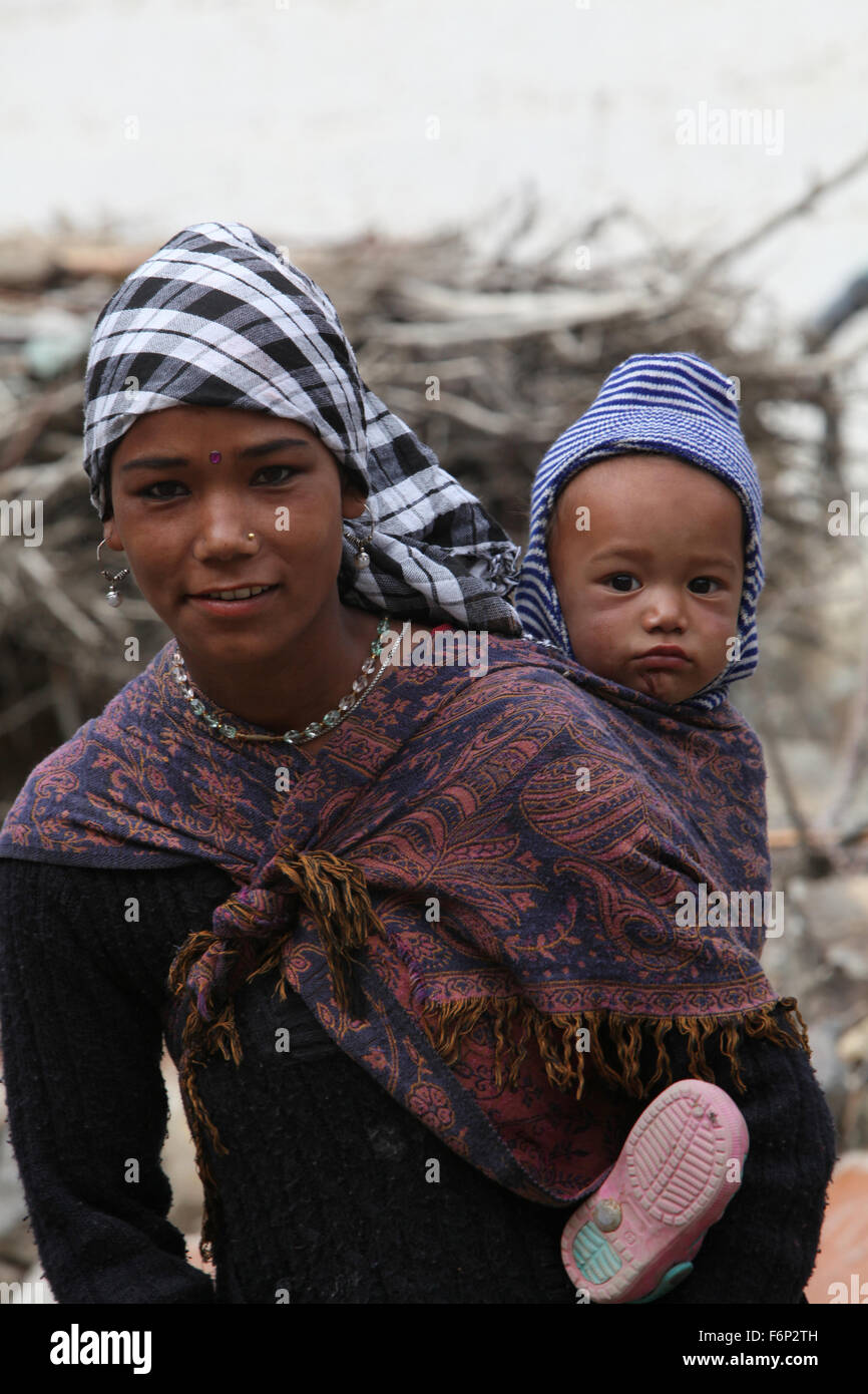 SPITI VALLEY - Mutter mit Baby auf dem Rücken in Tabo Dorf, Himachal Pradesh, Indien Stockfoto