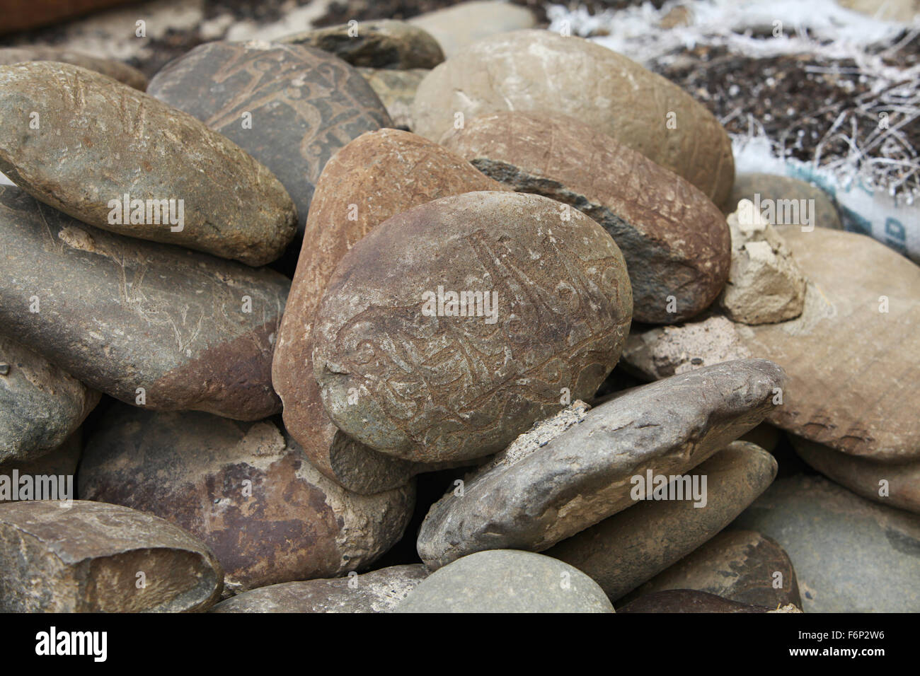 SPITI VALLEY - geschnitzt Heiligen Steinen Tabo Dorf, Himachal Pradesh, Indien Stockfoto