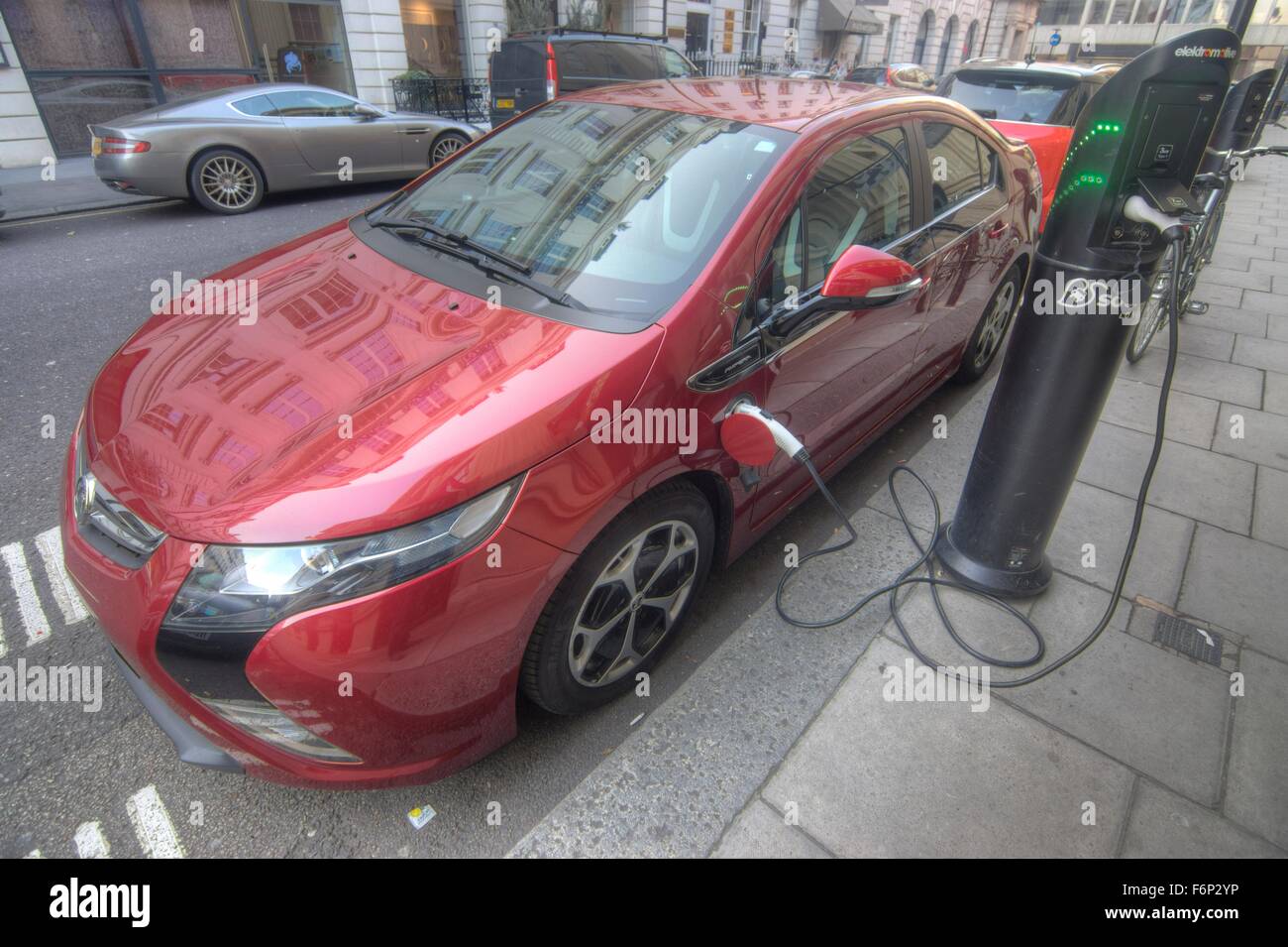 Chevvy Volt Elektroauto laden in London.  Vauxhall Ampera.   Elektro-Auto eingesteckt. Stockfoto