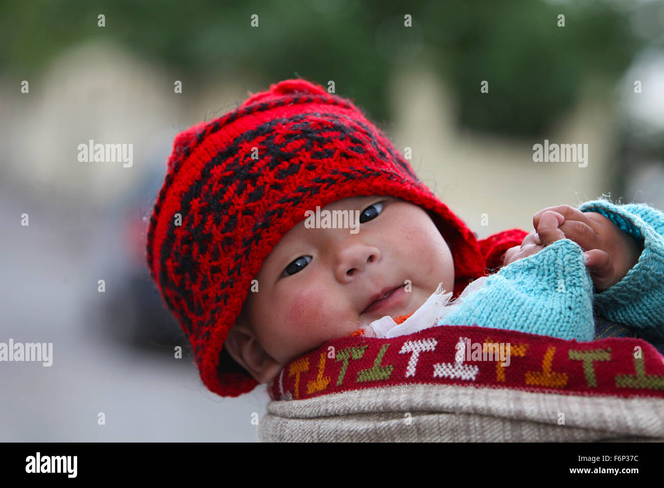 SPITI VALLEY - lächelnden Baby in rote Wollmütze Tabo Dorf, Himachal Pradesh, Indien Stockfoto