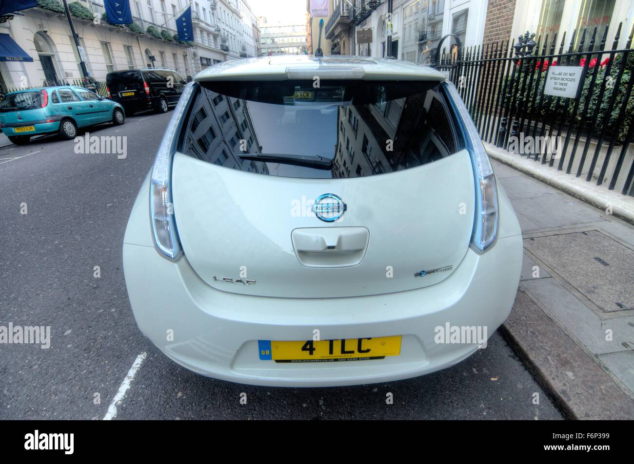Elektroauto Nissan Leaf.  Öko-freundlich-Auto.   Ökologische Fahrer.   Speichern von Planeten maßgeschneiderte Nummernschild Stockfoto