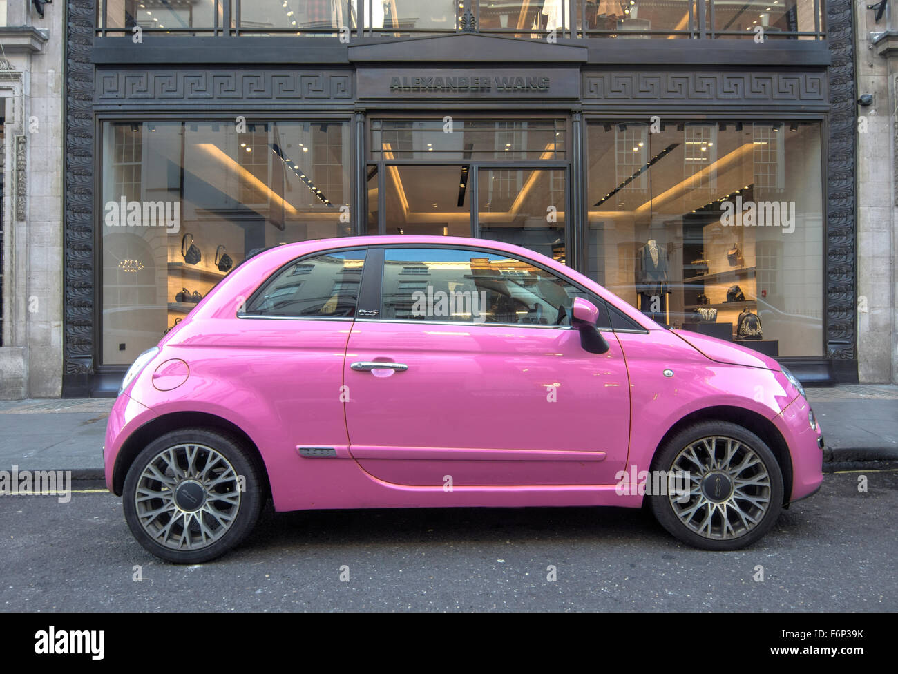 Ein rosa auto mit rosa innenausstattung und rosa innenausstattung.