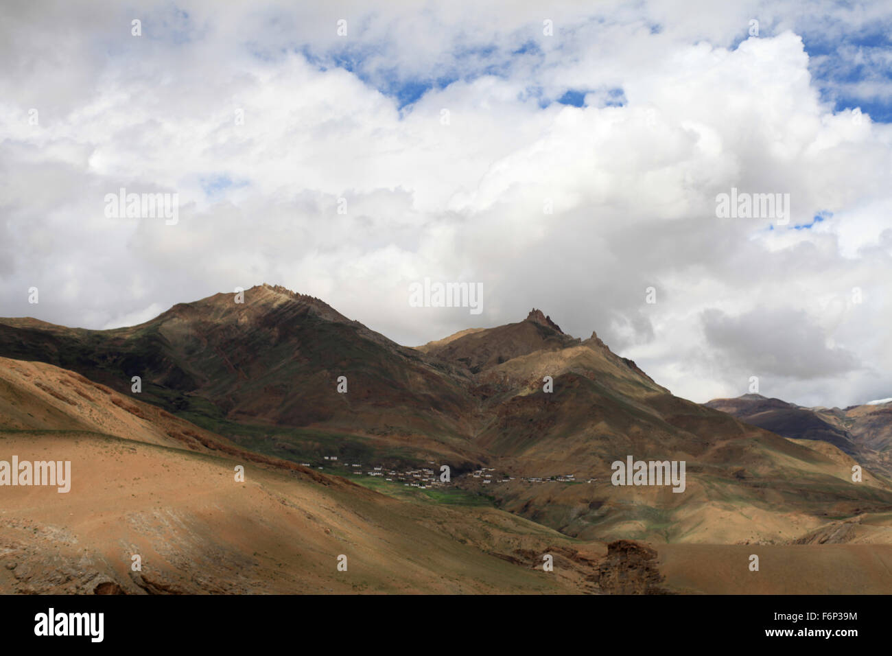 SPITI VALLEY - Berge und Blick in den Himmel von Dhankar Kloster Himachal Pradesh, Indien Stockfoto