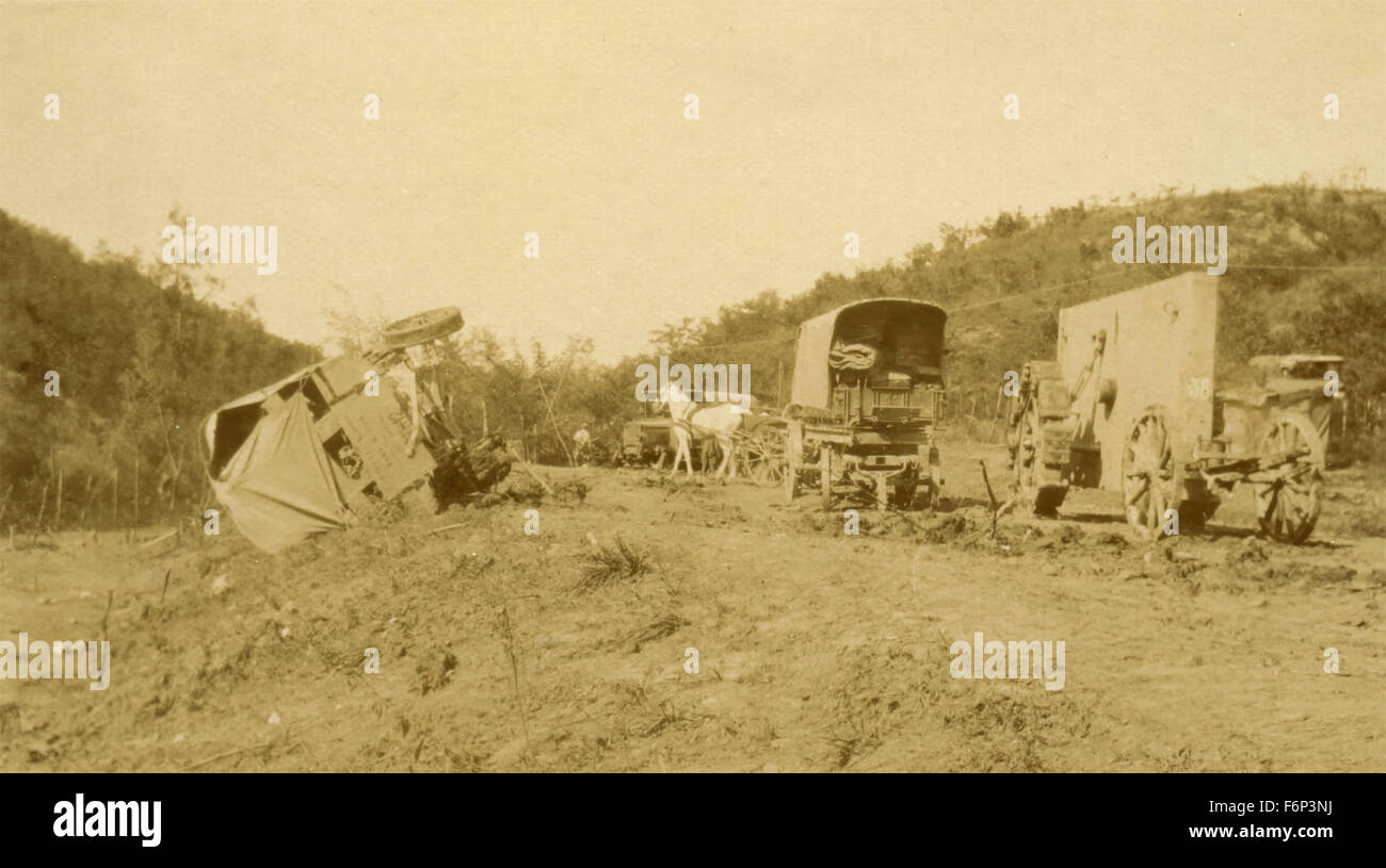 Militär-LKW umgestürzt, Val Pennica, Italien Stockfoto