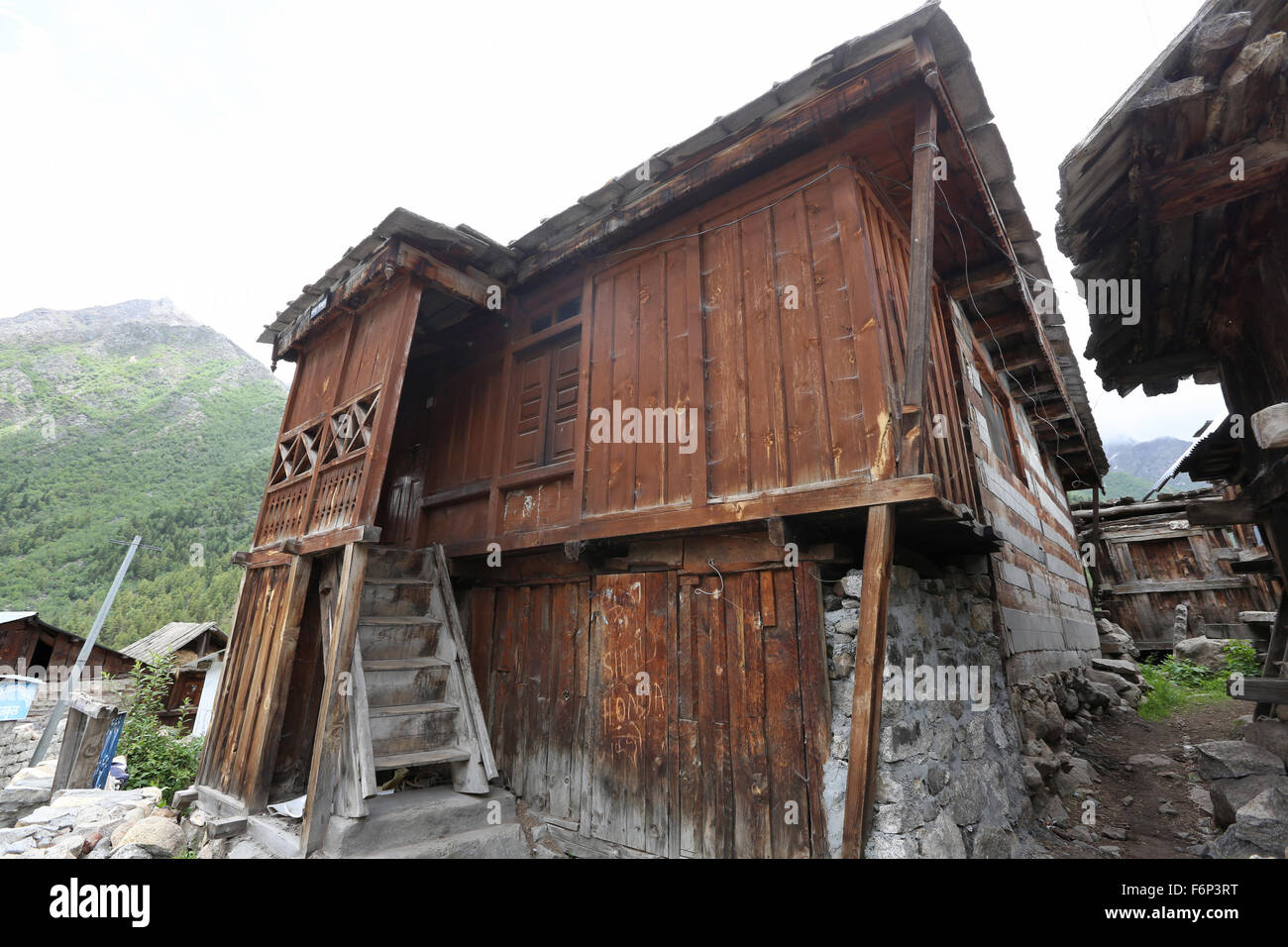 SPITI VALLEY - Blick der traditionellen hölzernen Häuser in Chitkul Dorf, Himachal Pradesh, Indien Stockfoto